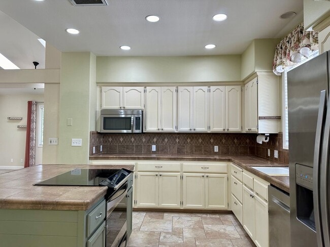 Building Photo - Beautiful well maintained home! Excellent ...