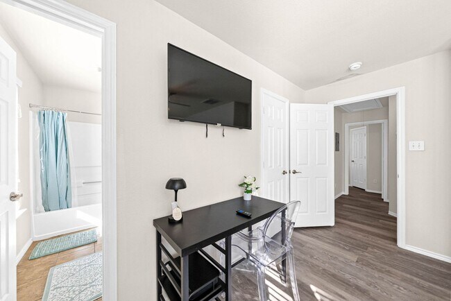 Building Photo - Downtown Home within Minutes from the Riverwalk & Alamodome ~ Large Corner Lot!