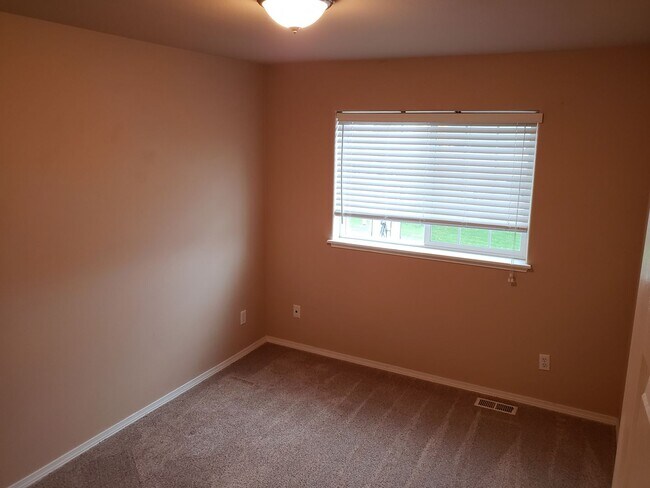 Building Photo - Beautiful, Conveniently Located Eagle River Townhome
