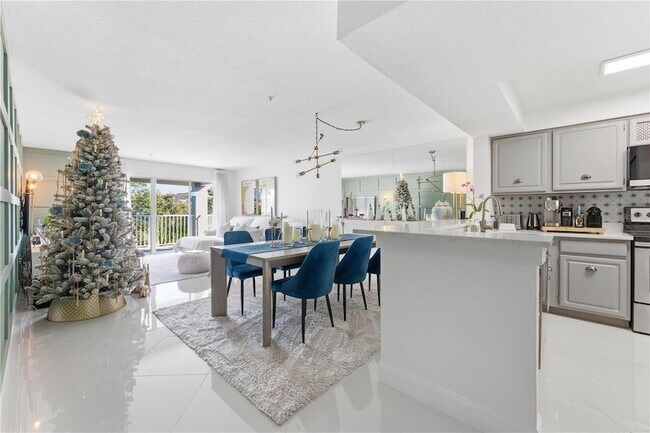 Building Photo - 13838 Fairway Island Dr