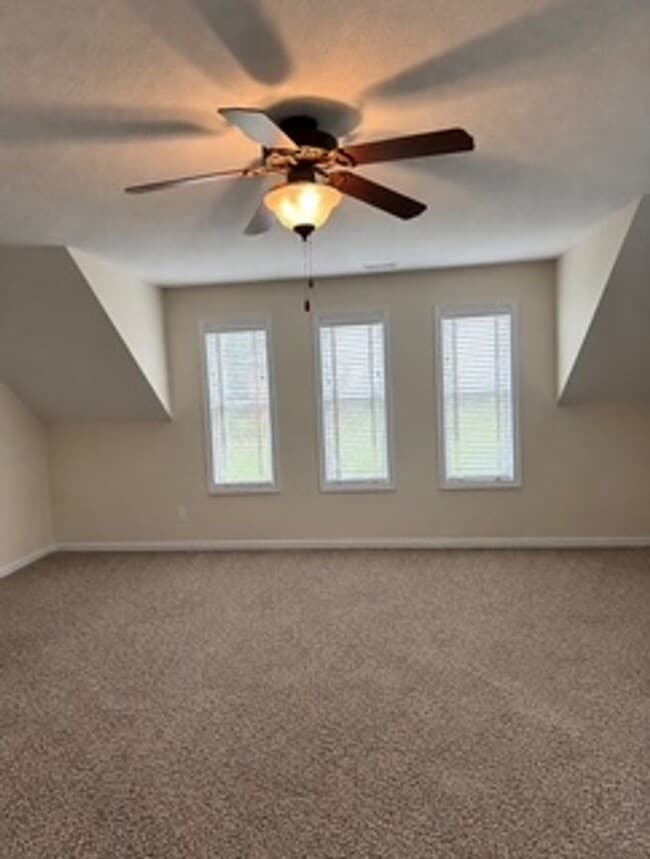 Building Photo - Maryville 37803 - 3 bedroom 2.5 bath home - Call Debra Johnson (865) 591-8281