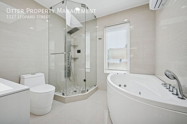 Building Photo - 1127 Leopard St