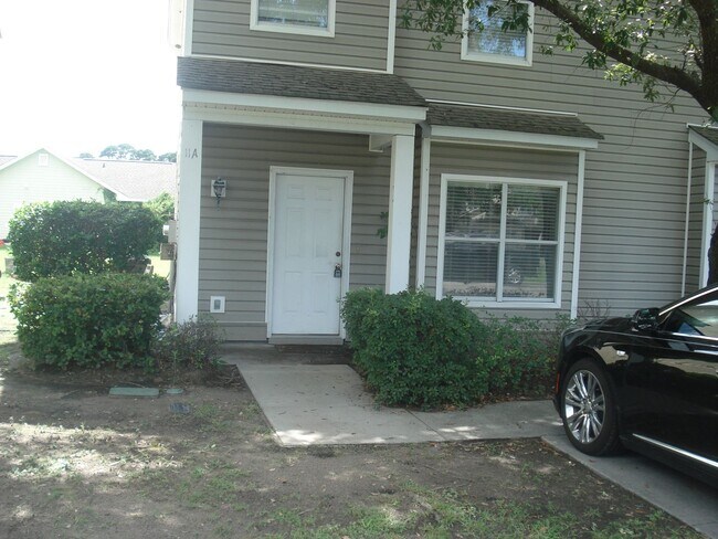 Primary Photo - Townhouse in Village of Old Towne
