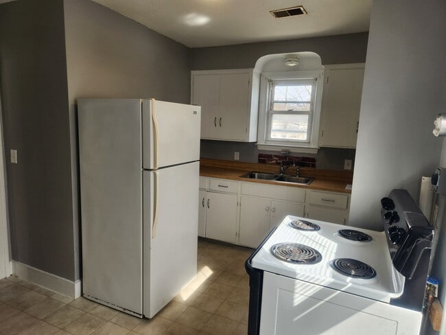 Building Photo - 621 E Main St