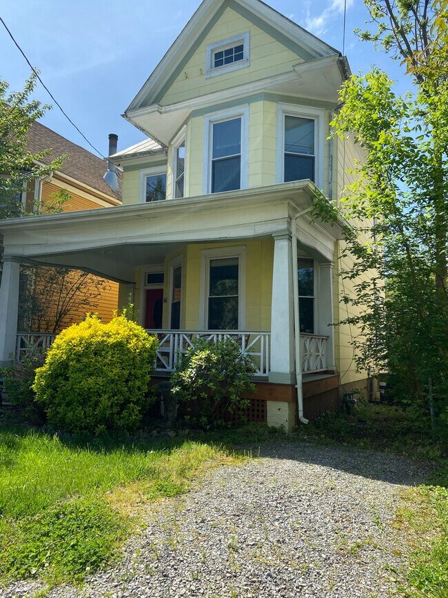 Building Photo - 606 Elm Ave