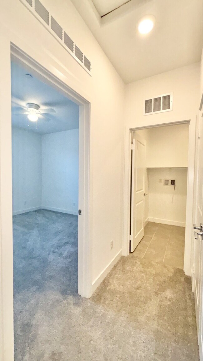 Building Photo - 4 Bedrooms Available University Park
