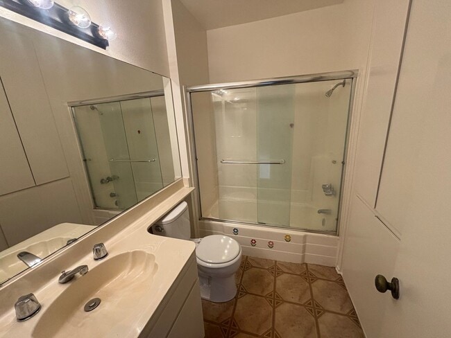 Building Photo - Beautiful 3-Bedroom Townhome in Chatsworth!