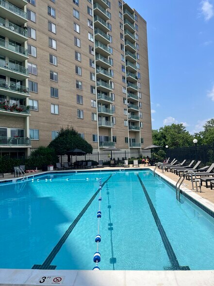 Pool ; water aerobics ; guest passes - 501 Slaters Ln