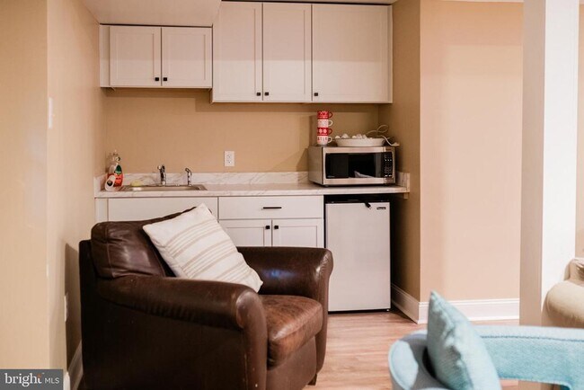 Building Photo - 2210 Boxmere Rd