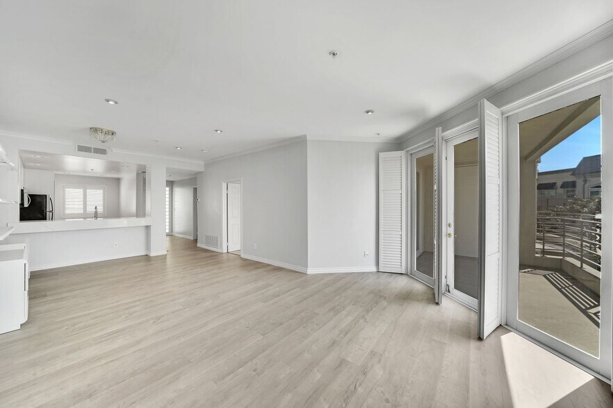 Building Photo - 2233 Martin, 405