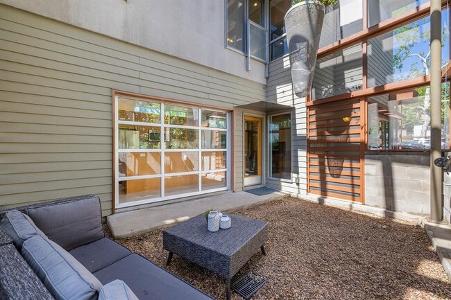 Building Photo - 2801 Oak Crest Ave