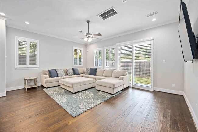 Building Photo - 1324 W Pierce St