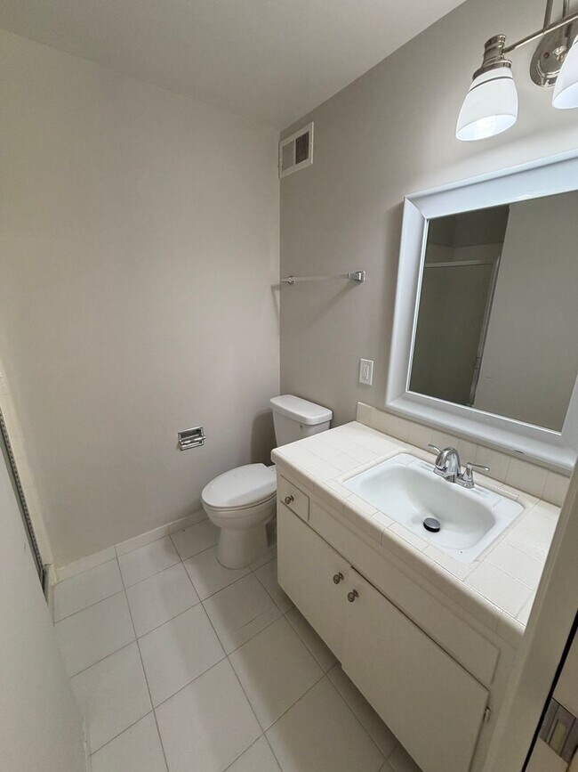 Building Photo - 3 Bed 2 Bath Duplex W/ Garage In Moraga