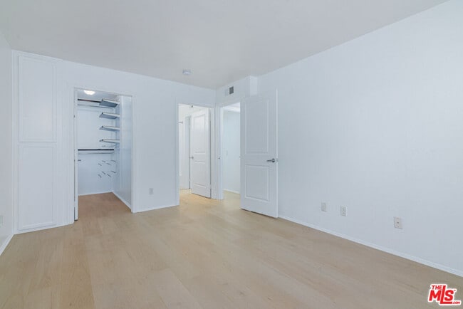 Building Photo - 355 N Maple St