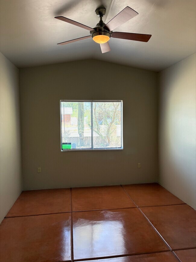 Building Photo - 1014 E Linden St