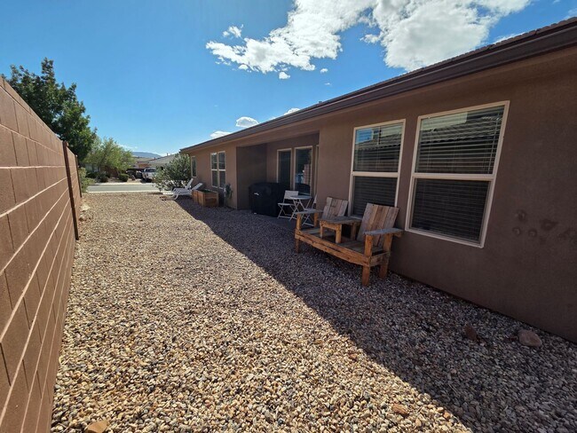Building Photo - Desert Canyon Living - 3 Br/2Ba with 2 Car...