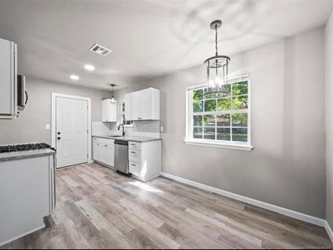 Building Photo - Beautiful Renovated 3 Bedroom Ready Late May