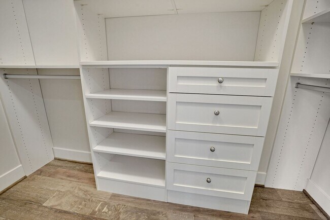 Building Photo - 3 Bed 3.5 Bath - Bethesda Montgomery Row Townhouse - Move in Ready