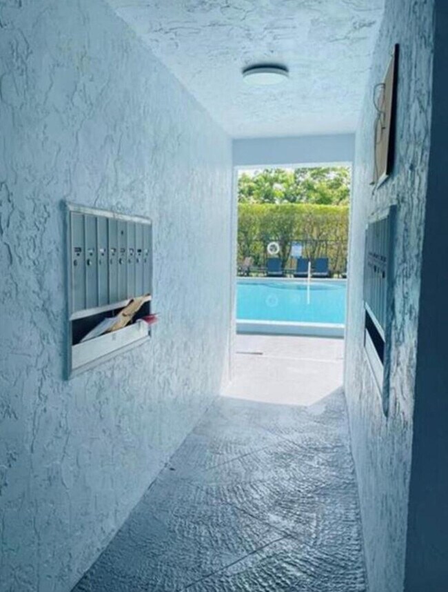 Building Photo - 1975 SE 3rd St