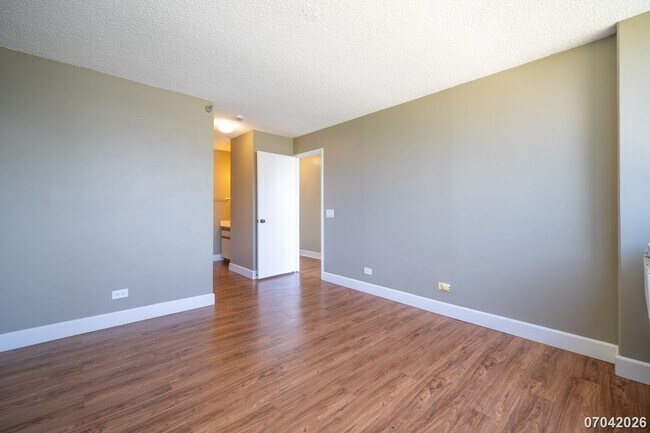Building Photo - Available now!  2br/2ba/1pkg Condo in Royal Capitol Plaza in Kakaako