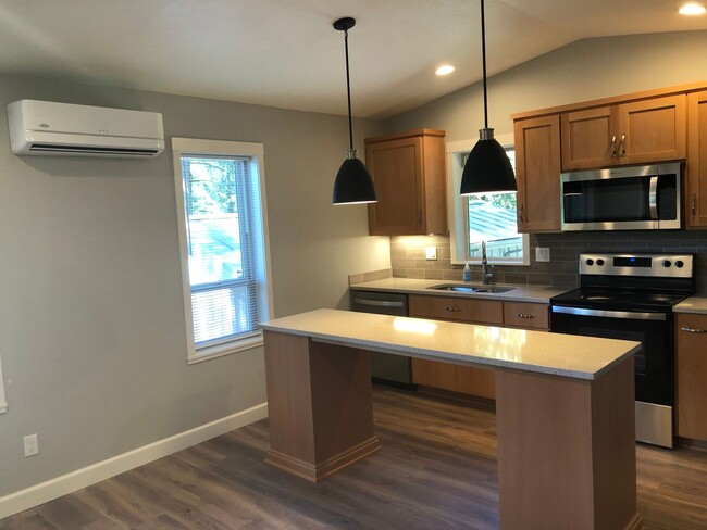 Building Photo - 2 bedroom 1 1/2 bath apartment in Thurston...