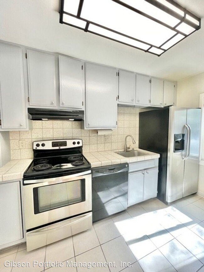 Building Photo - 2 br, 1 bath House - 155 N El Camino Real #5
