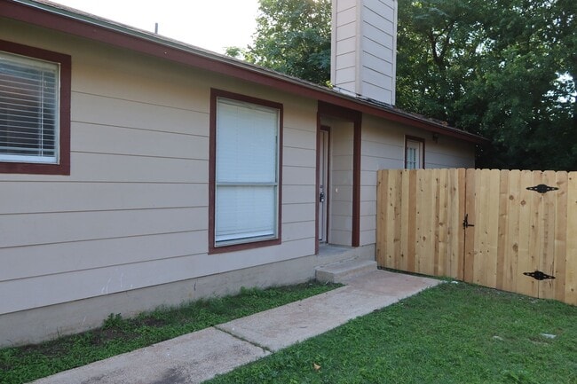 Building Photo - Aberdeen Duplex - 2Bd/2Ba - Remodeled - W/D - Fireplace - Garage - Fenced Patio - $1600