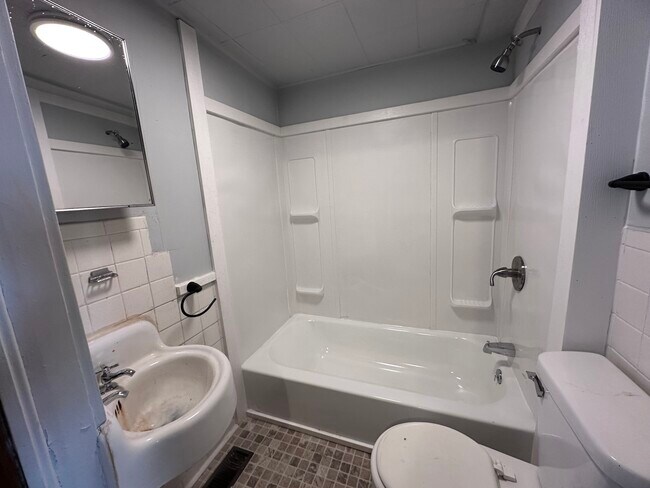 Building Photo - 905 Oak-