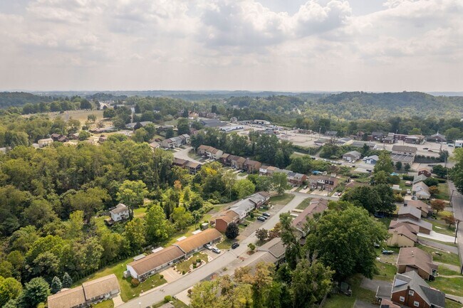 Building Photo - AVAILABLE OCT 1ST! 2-BEDROOM TOWNHOME IN N...