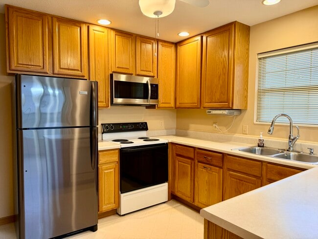 Building Photo - 404 E Windwood Ln