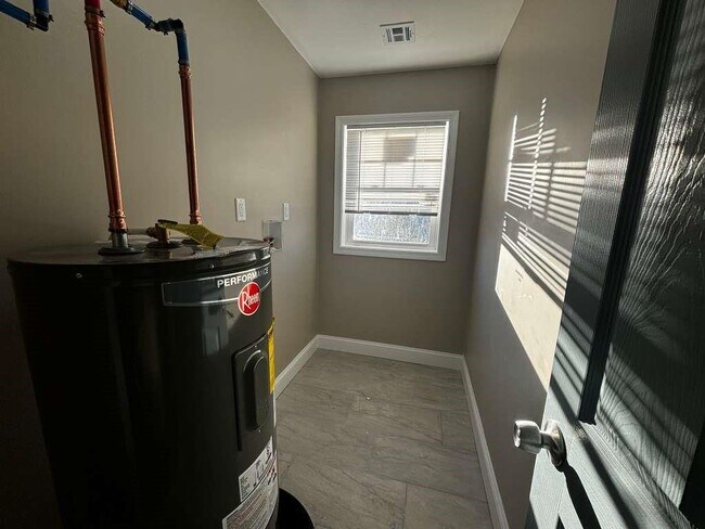 Building Photo - 375 Public St