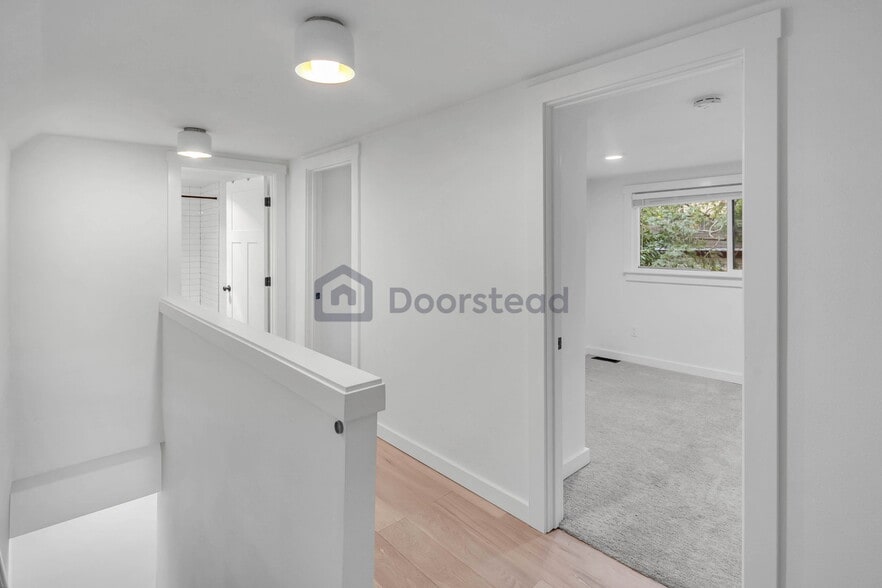 Building Photo - 924 24th Ave S