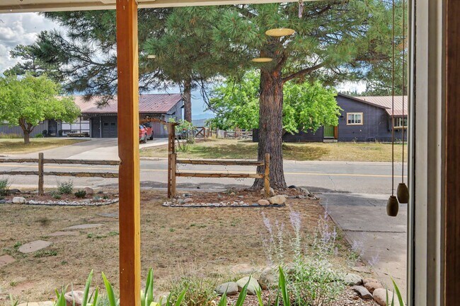 Building Photo - 305 Mesa Dr