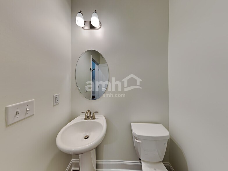 Building Photo - 565 Slew Dr