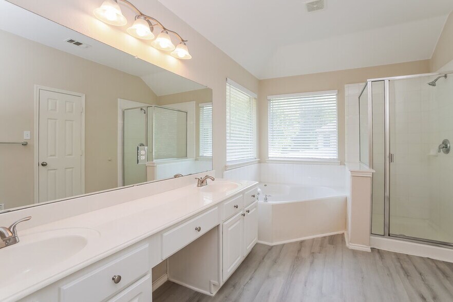 Building Photo - 240 Creekview Dr