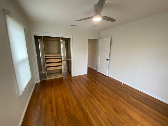 Building Photo - Fireplace! 1 Car Garage! Double Stainless Steel Oven! HUGE Enclosed Yard! Remodeled!