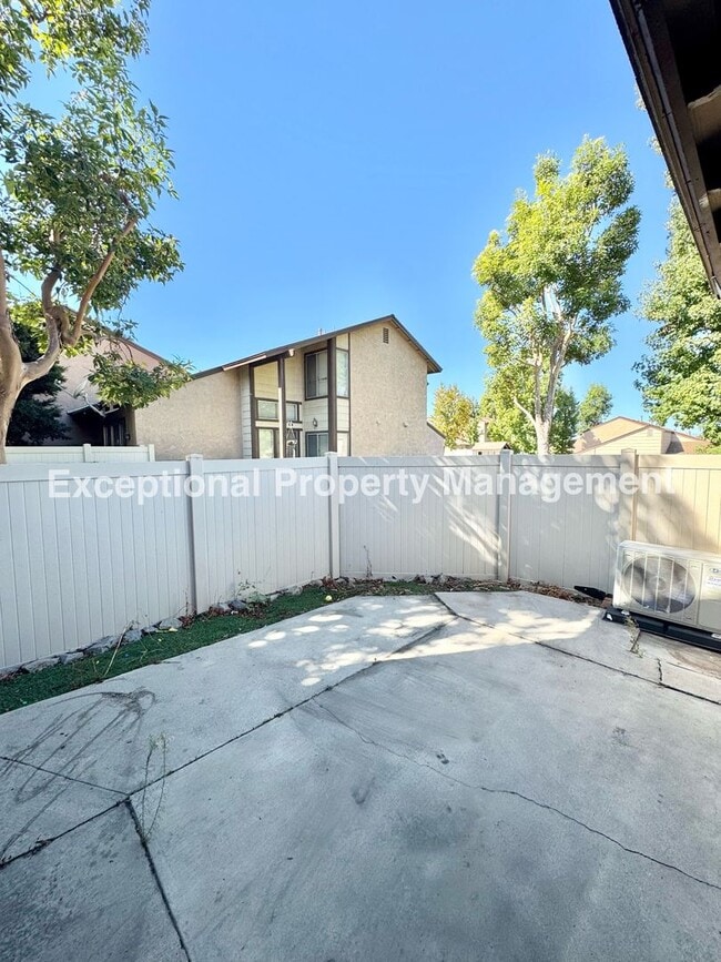 Building Photo - Ready to move in 2 bedroom 3 bath home!