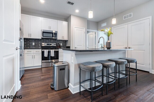 Building Photo - 918 Aventine Dr