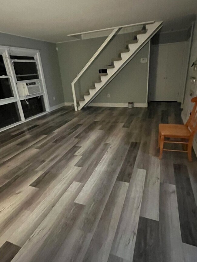 Building Photo - 4 bedroom 2 bath home in the Crabtree section of Levittown. Available for move in 6/1/2023