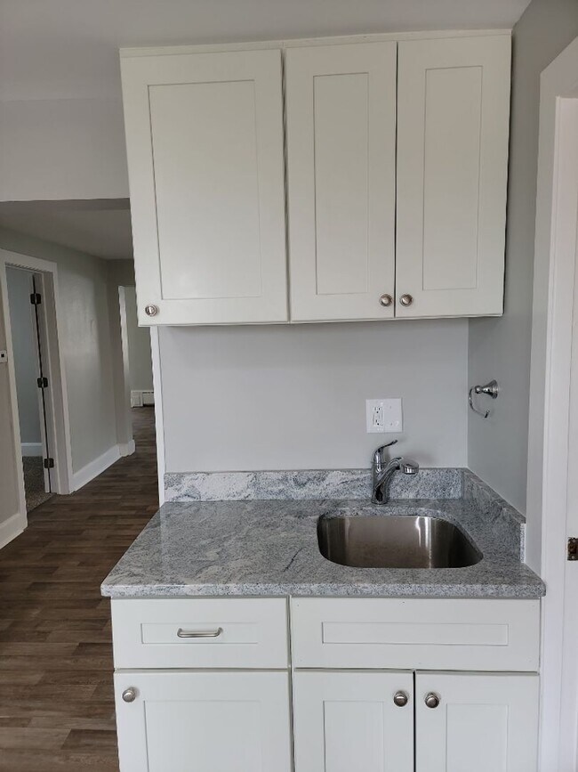 Building Photo - AVAILABLE JUNE 1st 2026 - Fantastic Newly ...