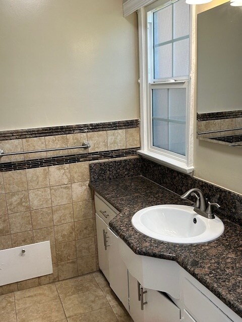 Building Photo - 4852 S Victoria Ave