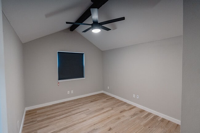 Building Photo - 2027 Lucerne Cir