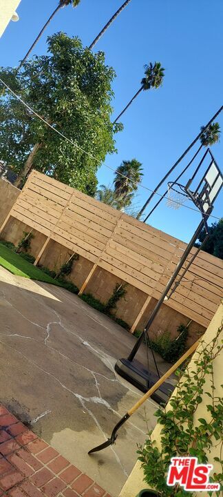 Building Photo - 1107 S Bundy Dr