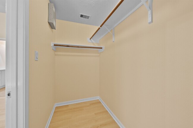 Building Photo - 12119 Lakewood Villa Dr