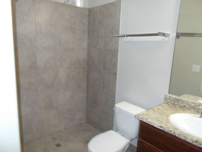 Building Photo - Immaculate 4 BR, 3.5 Bath, 2 Car Garage Ho...