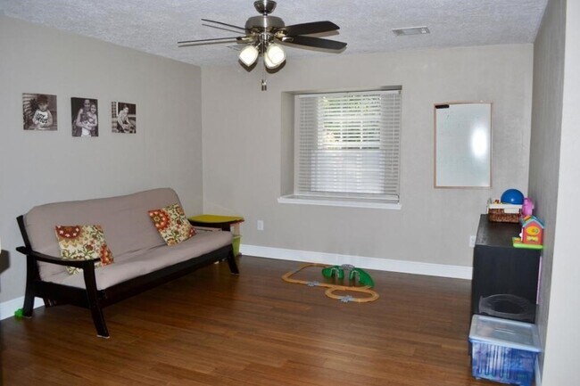 Building Photo - 43 Hickory Oak Dr