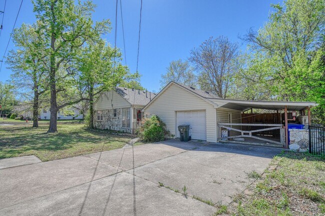 Building Photo - Charming Campus Home!