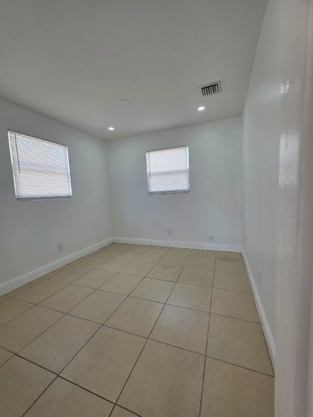 Building Photo - 681 SW 29th Terrace