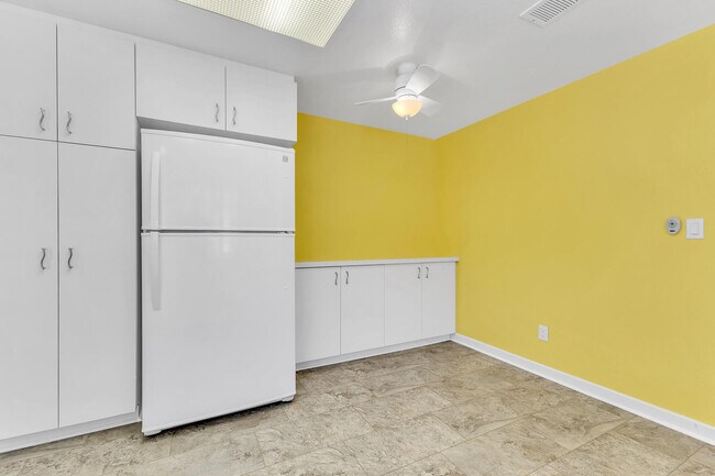 Building Photo - 48594 Oakwood Way