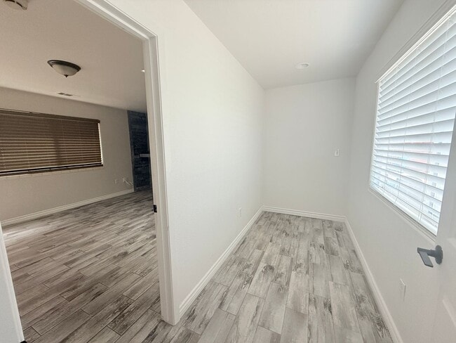 Building Photo - 1-Bedroom Unit with Parking & Appliances –...